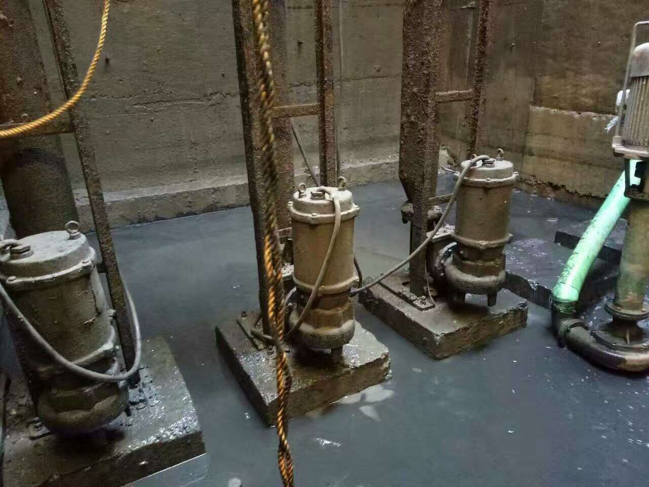 东港污水池清理