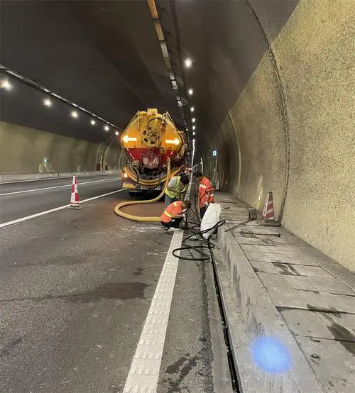 东港隧道排水渠清淤